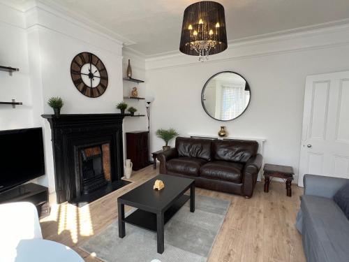 2 Bedroom flat 10 min walk to tube - Tap to explore photos