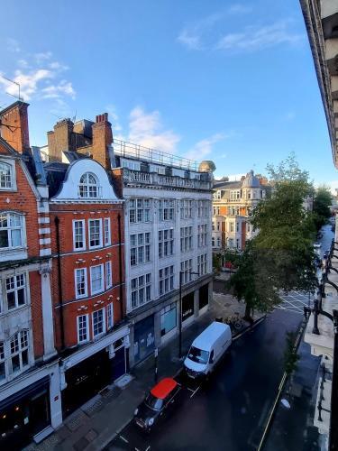 Victorian Duplex near Oxford St - Tap to explore photos