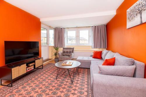 Spacious 4BR apt with large balcony - Tap to explore photos