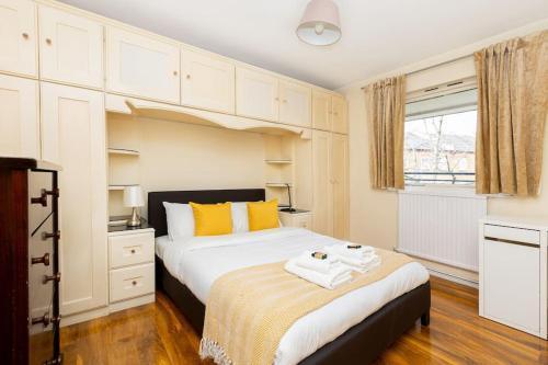 Spacious 4BR apt with large balcony - Tap to explore photos