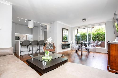 Luxurious Earls Court - Kensington and Chelsea Gem - Tap to explore photos