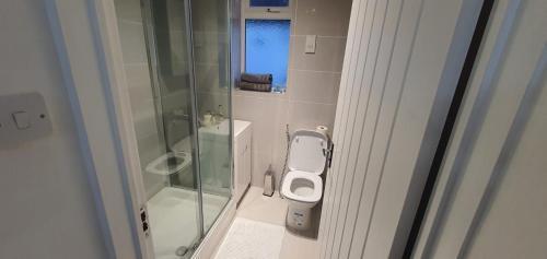 Charming Wembley Home Near Wembley Stadium - Tap to explore photos