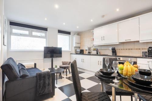 Perfect Location 2bed 2bath APT Central London - Tap to explore photos