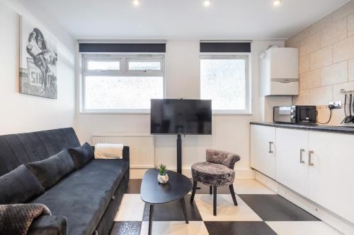 Perfect Location 2bed 2bath APT Central London - Tap to explore photos