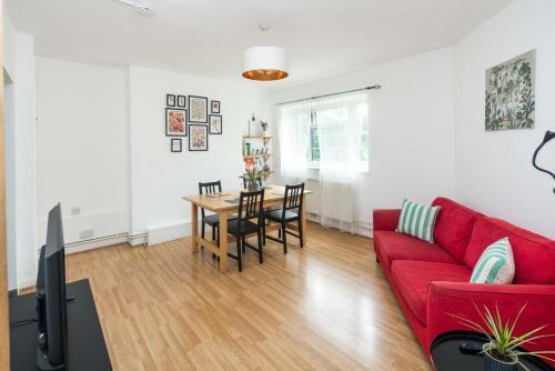 Stylish 2BD Flat with Balcony Near Stepney Green - Tap to explore photos
