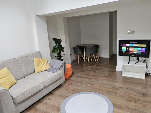 Beautiful Garden Flat Near Central London - Tap to explore photos
