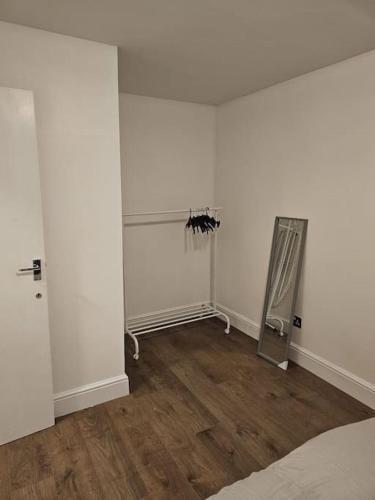 Beautiful Garden Flat Near Central London - Tap to explore photos