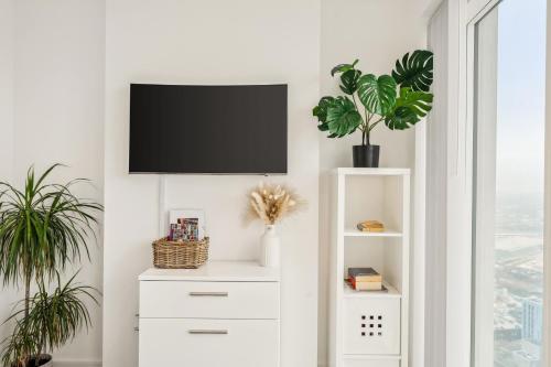 Modern Room, Scenic View, Fast Wi-Fi, Balcony - Tap to explore photos