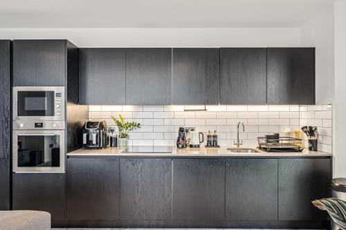 Modern Room, Scenic View, Fast Wi-Fi, Balcony - Tap to explore photos