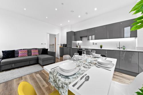 Battersea Penthouse Sleep 9 WH - Tap to explore photos