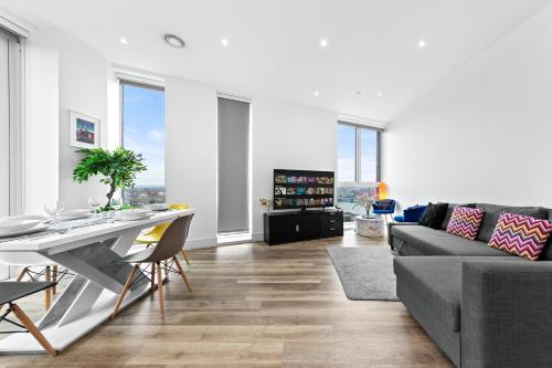 Battersea Penthouse Sleep 9 WH - Tap to explore photos