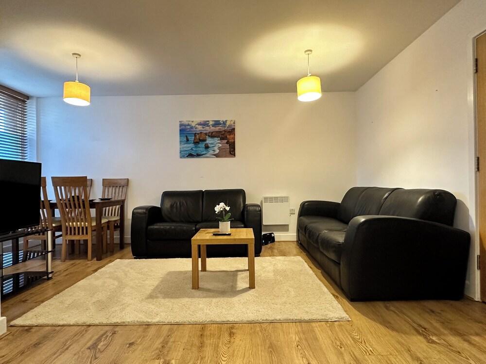 Stylish Central Apartment 2mins from major station - Tap to explore photos