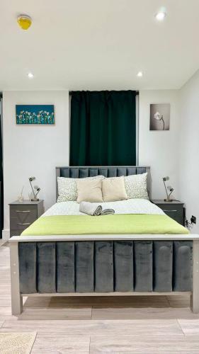 One bedroom in Camden - Tap to explore photos