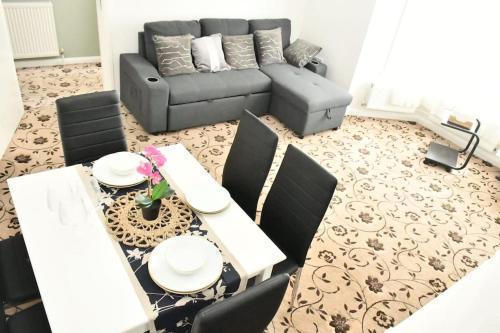 Stylish Luxury Flat In Central London - Tap to explore photos