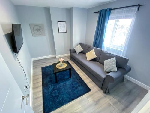 Large 1-Bedroom Flat, 5 Guest, London - F4 - Tap to explore photos
