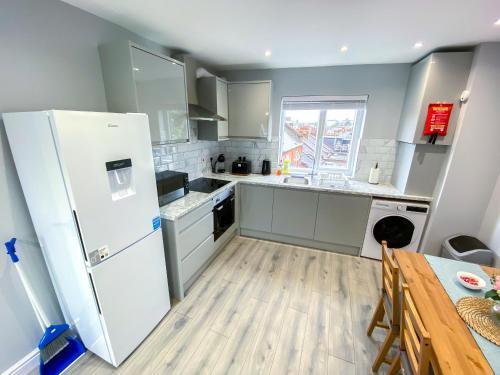 Large 1-Bedroom Flat, 5 Guest, London - F4 - Tap to explore photos