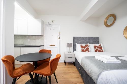 CAPITAL Apartment 817, Chelsea Cloisters - Tap to explore photos