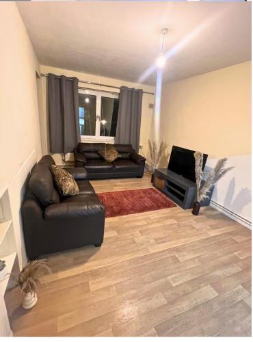 Charming 1 Bedroom Flat in Hackney - Tap to explore photos