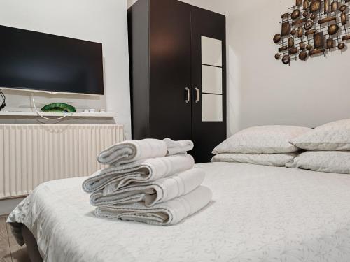 Kilburn High Road Studio apartments - Tap to explore photos