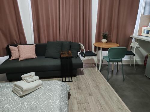 Kilburn High Road Studio apartments - Tap to explore photos