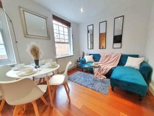 Soho&Covent Garden Charming Apartment - Tap to explore photos