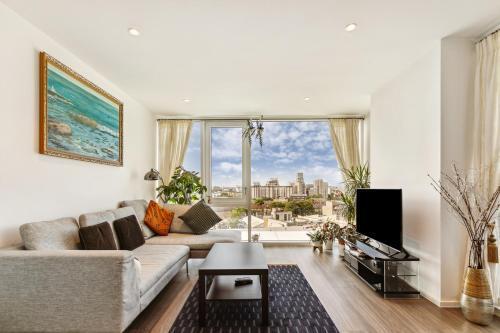 Chic 2-Bedroom Apartment with Stunning Views in London - Tap to explore photos