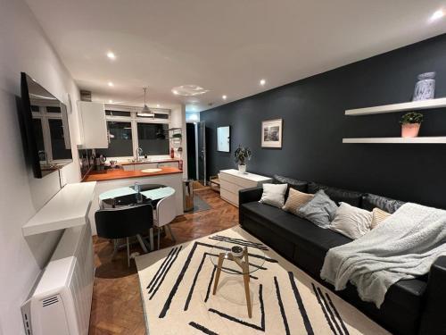 Chic Flat in London SW6 - Tap to explore photos