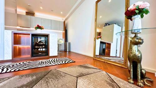 Lavish Penthouse River View Fast Wifi - LuxuryLondonStays - Tap to explore photos