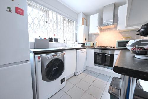 3 Bedroom House in Euston, Patio & BBQ - Tap to explore photos
