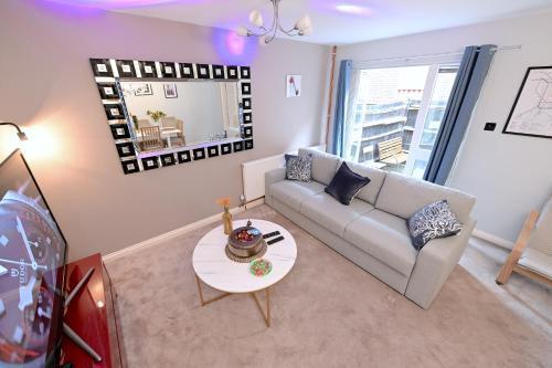 3 Bedroom House in Euston, Patio & BBQ - Tap to explore photos