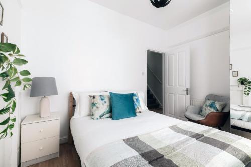 Beautiful 4-Bed House with garden in london - Tap to explore photos