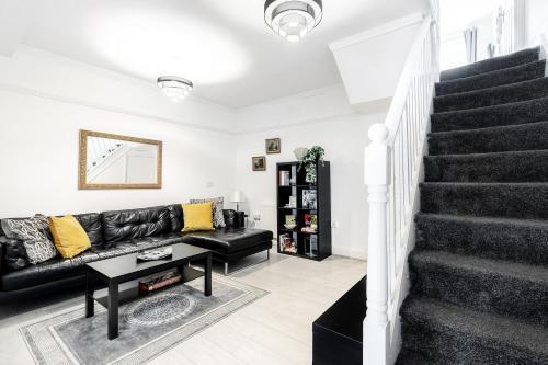 Beautiful 4-Bed House with garden in london - Tap to explore photos
