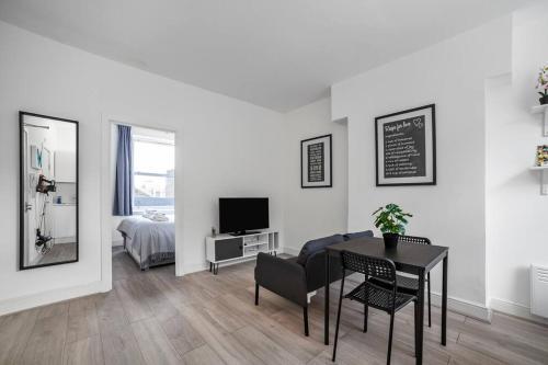Excellent Location 1 Bed Flat by Tower Bridge - Tap to explore photos
