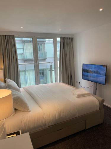 Modern Luxury 2 bedroom apartment in London Excel - Tap to explore photos