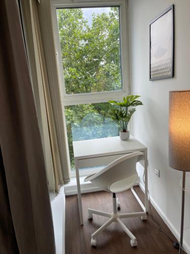 Modern Luxury 2 bedroom apartment in London Excel - Tap to explore photos