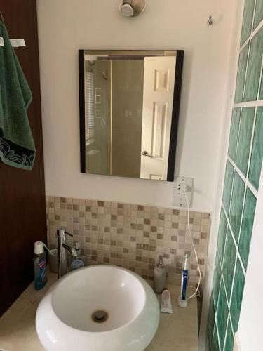 Cozy 1-Bedroom in Turnham Green - Tap to explore photos