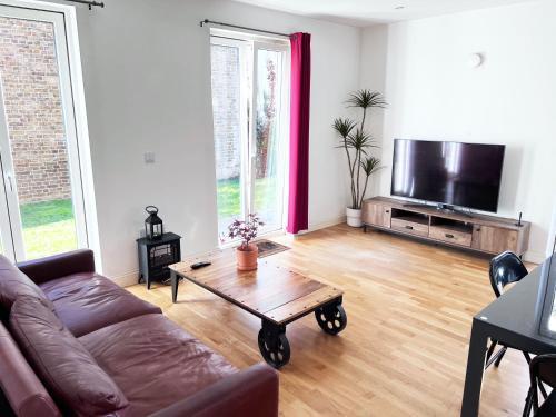 London Apartment 3 Bedrooms Zone 2 - Tap to explore photos