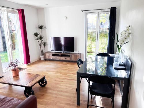 London Apartment 3 Bedrooms Zone 2 - Tap to explore photos