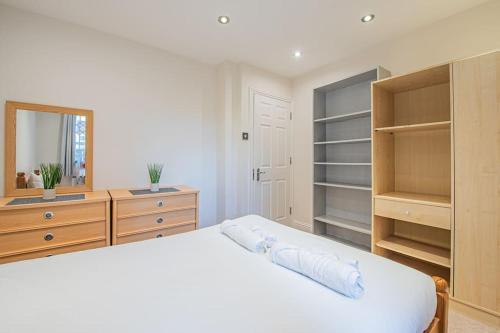 Homely 2 bedroom flat near Tower Bridge - Tap to explore photos