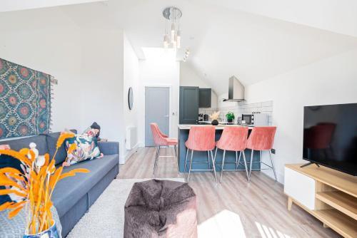 Superb Top Floor 1-Bedroom Flat With Charming Two Balconies - Tap to explore photos