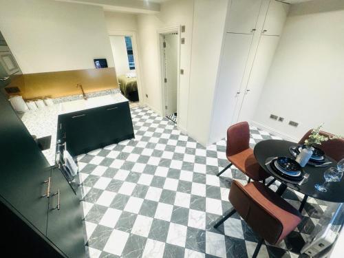 Luxury Central London flats, best location in town - Tap to explore photos