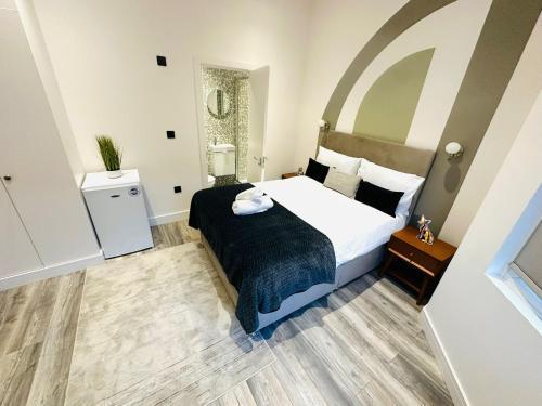 Brand New En Suite, Super Location - Tap to explore photos