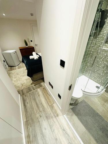 Brand New En Suite, Super Location - Tap to explore photos