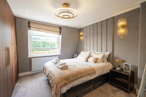 Camden's Luxurious Urban Escape - Tap to explore photos