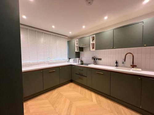 Unique and stylish 2-bed maisonette in Islington - Tap to explore photos