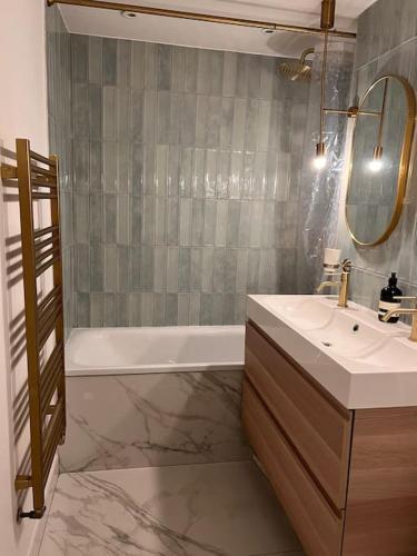 Unique and stylish 2-bed maisonette in Islington - Tap to explore photos