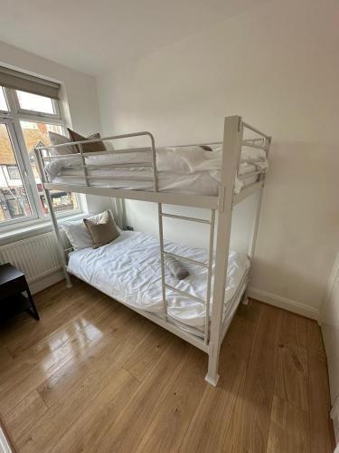 Central & Cozy 3BR Apt - High Chair - Free Parking - Tap to explore photos