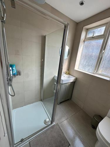 Central & Cozy 3BR Apt - High Chair - Free Parking - Tap to explore photos