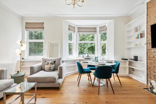 Spacious and bright 1 bedroom flat - Tap to explore photos