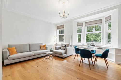 Spacious and bright 1 bedroom flat - Tap to explore photos